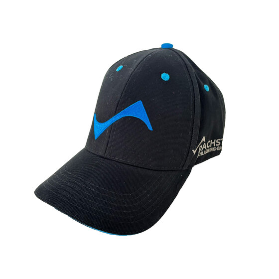 Schwarze Cap mit gebogenem Schirm, blauen Details und gesticktem Dachstein-Logo vorne und seitlich | © Planai-Hochwurzen-Bahnen Gesellschaft m.b.H.