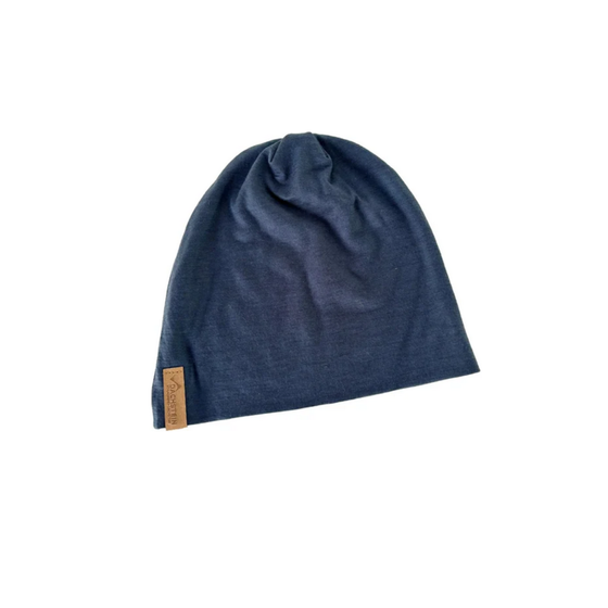 Schlichte dunkelblaue Merino-Mütze mit braunem Dachstein-Label am Saum | © Planai-Hochwurzen-Bahnen Gesellschaft m.b.H.