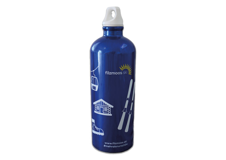 Blaue Trinkflasche mit filzmoos.ski Logo sowie Skiern, Gondel und Berghütten-Motiven. | © Bergbahnen Filzmoos GmbH