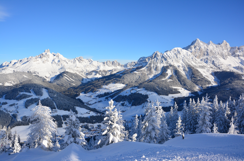 Winterliche Alpenlandschaft mit verschneiten Tälern und Wäldern | © Bergbahnen Filzmoos GmbH Panorama mit verschneiten Bergen, bewaldeten Hängen, Tälern und Bäumen im Vordergrund | © Bergbahnen Filzmoos GmbH