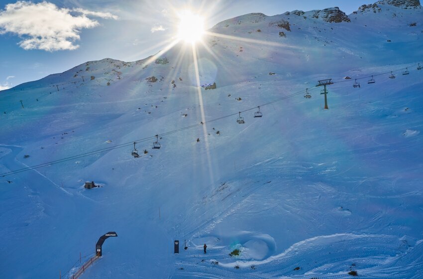 Sessellift fährt bei tiefstehender Sonne über eine verschneite Piste mit Funpar | © Gasteinertal Tourismus GmbH