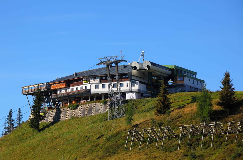 Panorama cable car mountain station in Großarl with sun terrace at Laireiteralm | © Grossarler Bergbahnen GmbH & Co KG Mountain station of the Großarl Panorama cable car with Laireiteralm and gondola in summer | © Grossarler Bergbahnen GmbH & Co KG