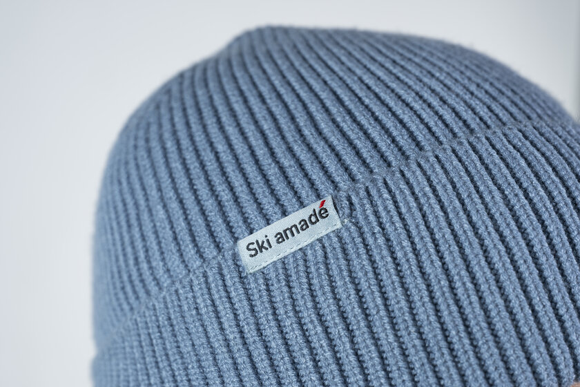 Light blue ribbed knit beanie with Ski amadé logo on a small fabric tag | © Ski amadé GmbH / Lorenz Masser