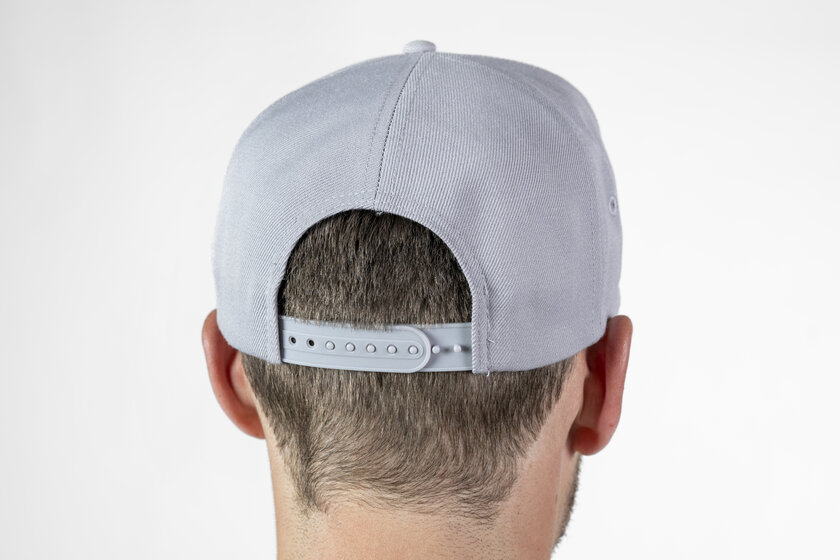 Rear view of a grey baseball cap with adjustable snapback closure on the head of a man | © Ski amadé GmbH / Lorenz Masser