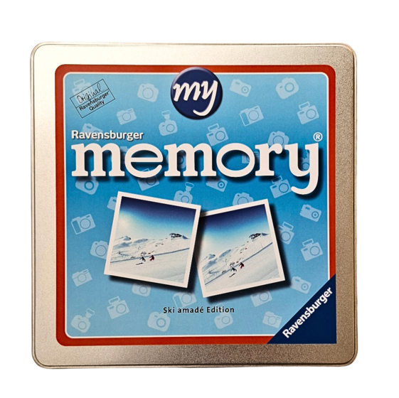 Square metal tin with blue Ravensburger memory design, Ski amadé edition with skiing images | © Ski amadé GmbH / Lorenz Masser