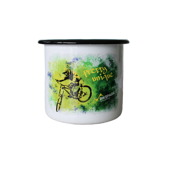 Weiße Emaille-Tasse mit schwarzem Rand, Farbmuster, Downhill-Biker und Bikepark-Schriftzug | © Planai-Hochwurzen-Bahnen GmbH