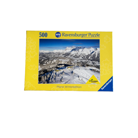 Puzzlebox zeigt Planai mit verschneiten Liften, Tannen und Bergkette im Hintergrund, 500 Teile | © Planai-Hochwurzen-Bahnen GmbH