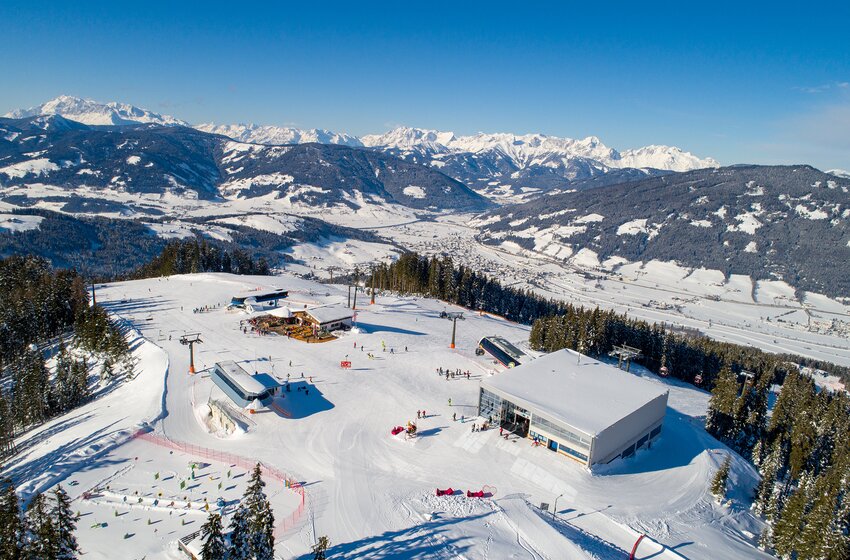 Luftaufnahme vom Skigebiet Kemahdhöhe mit Liften, Pisten, Skischule und weitem Alpenblick.  | © Zauchensee Liftgesellschaft Benedikt Scheffer GmbH